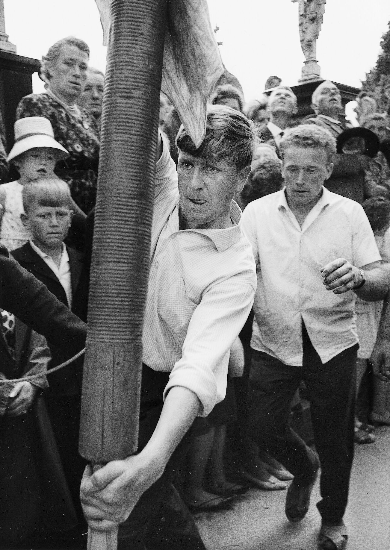 Analoge Darstellung der Holzkirchener Wallfahrt im Kreismuseum, Kerzenträger 1963, Foto: Bruno Mooser, © Kreismuseum Bogenberg 