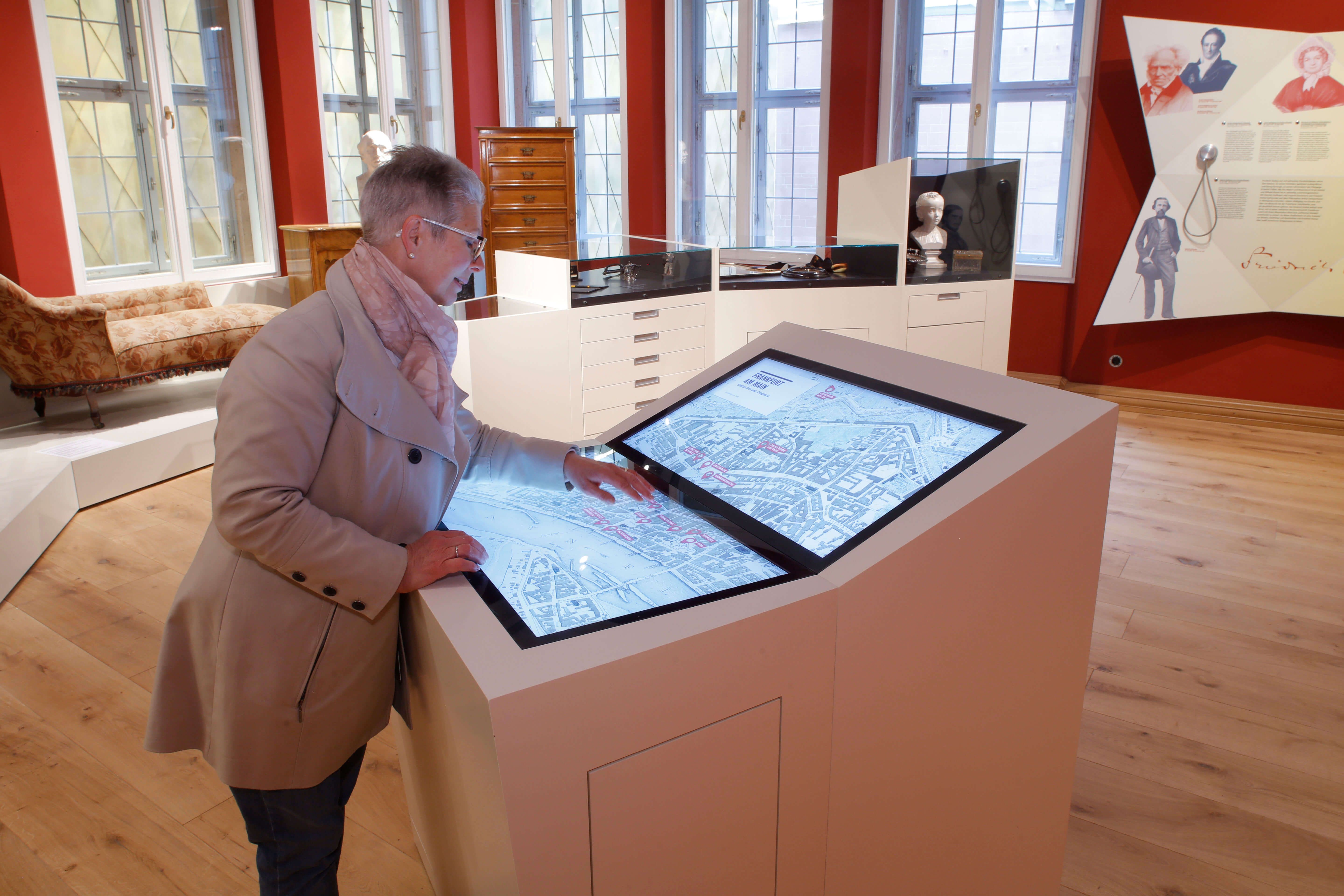 Medientisch im Kaminzimmer des Stoltze-Museums, Foto: Uwe Dettmar, Stoltze-Museum der Frankfurter Sparkasse, CC-BY 4.0