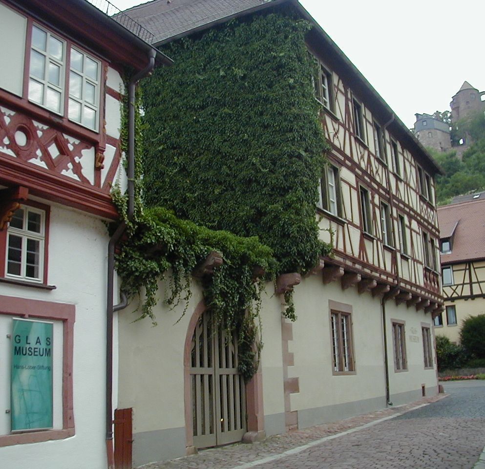 Glasmuseum Wertheim unterhalb der Wertheimer Burg, Foto: Marianne Tazlari, © GLASMUSEUM WERTHEIM e. V.