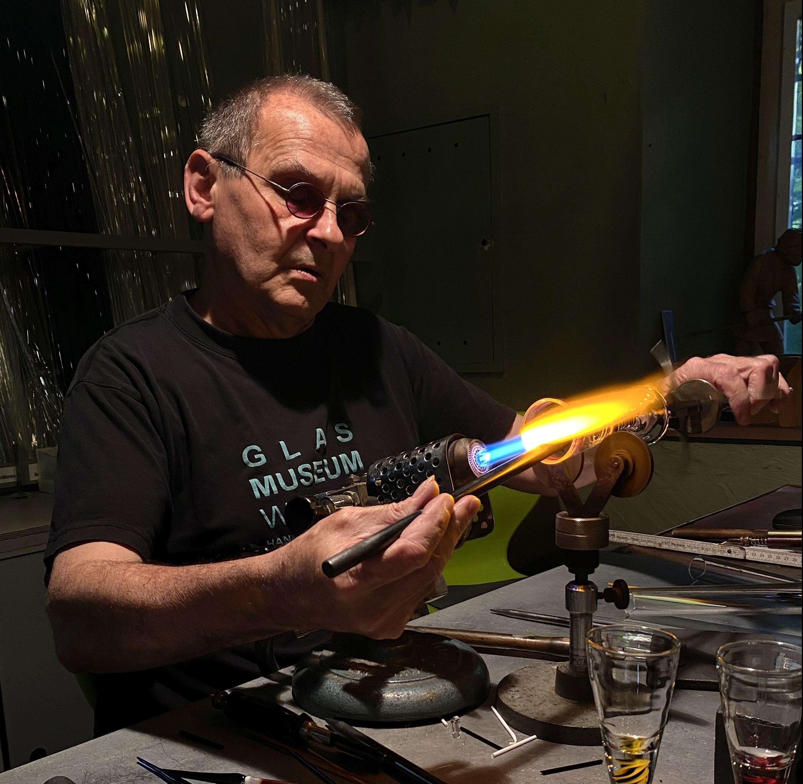 Museumsglasbläser Ralf Marlok zeigt das Arbeiten vor der  1.600 Grad Celsius heißen Flamme, Foto: Stefan Rippler, © GLASMUSEUM WERTHEIM e. V.