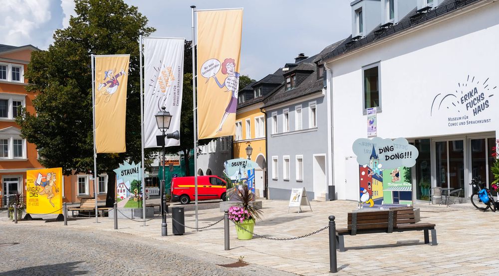 Erika-Fuchs-Haus, Vorplatz, Foto: Maria Zarada, CC-BY 4.0